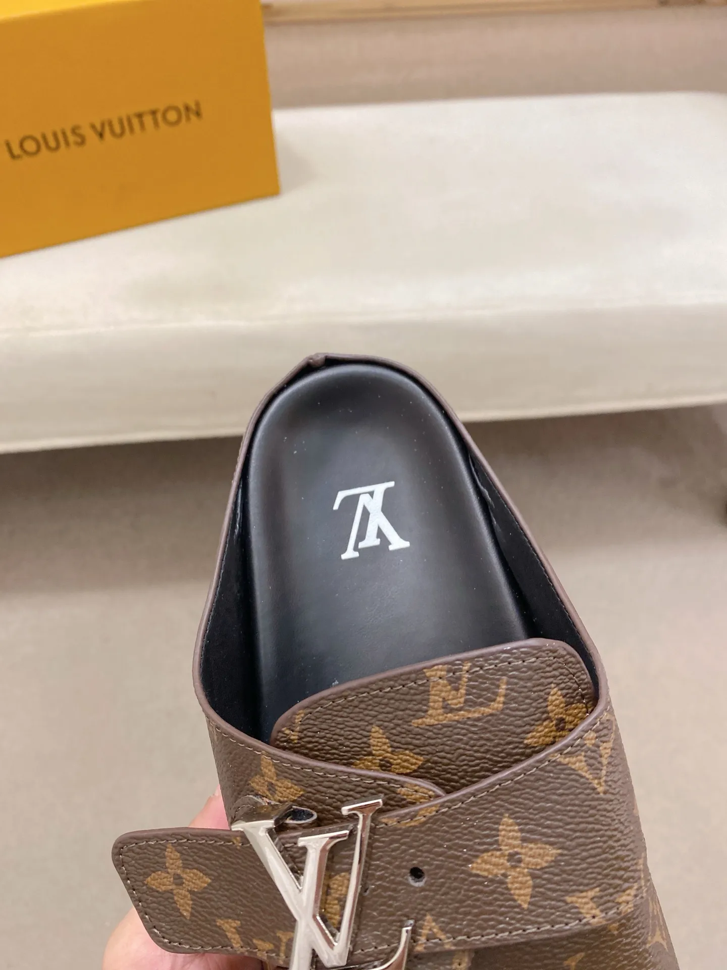 Men's shoes 💰: 360💰Made by LV🔍Top purchasing agents, men's spring and summer slippers are synchronized in the counters. The uppers are made of imported materials from Italy with logo graphics and high-quality craftsmanship. The soles: original soles specially provided by the original factory. The exclusive movable molded soles are super comfortable. Original goods follow the order, 🔍🔍high quality, you can enter and exit the counter at will. Welcome to compare, code number 38-44.